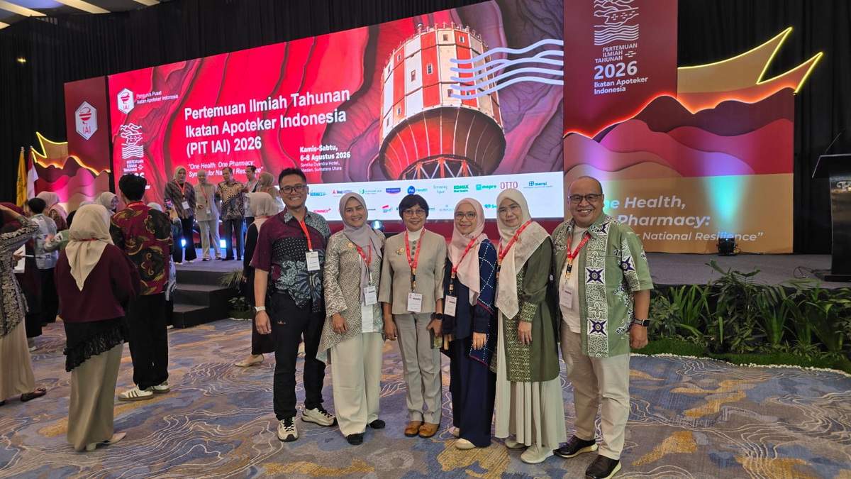 Universitas Bhakti Kencana Berprestasi di Pertemuan Ilmiah Tahunan Ikatan Apoteker Indonesia 2026, Dosen Fakultas Farmasi Raih Oral Terbaik