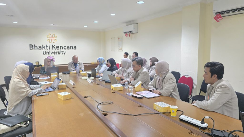 Suasana diskusi antara Fakultas Farmasi UBP Karawang dan UBK Bandung